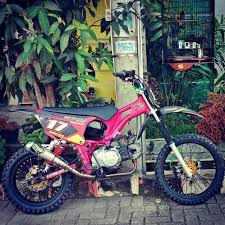 Juga sekadar mengingat kembali, pernah ada juga tim kolor ijo yang punya karisma 200 cc tu ini. One Zero Four Nela Karisma Facebook