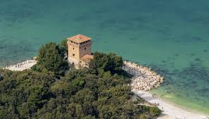 Portonovo: spiaggia incantata ai piedi del Monte Conero nelle Marche