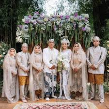 Alfath fathier kembali dituduh melakukan kdrt.setelah ratu rizky nabila jadi korban, kini istri barunya, nadia christina, mengaku dapat tindakan kdrt dari sang pesepakbola. 7 Momen Pernikahan Alfath Fathier Dan Nadia Christina Penuh Kebahagiaan Hot Liputan6 Com