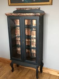 Vitrine Peinture A La Craie Graphite Par Annie Sloan Et Feuille De Cuivre En 2020 Meubles Peints Style Funky Relooking De Mobilier Refaire Les Meubles