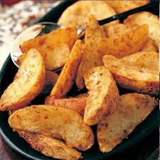 Kukus kentang 5 menit, angkat lalu lumuri kentang dengan tepung maizena. Kentang Goreng Wedges Rangup