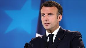 Saldırgan, macron'a tokat atarken 11'inci veya 12'nci yüzyıllarda fransız krallarının savaşlarda kullandığı nara olarak kalabalıktan bir kişi bir eliyle kolunu tuttuğu macron'a diğer eliyle tokat atmıştı. Ntlpfr3pomtrxm