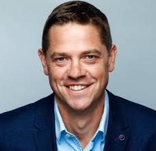 Andrew Collis's Instagram, Twitter & Facebook