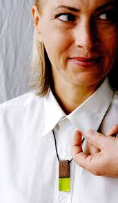 Anhänger aus Harz und Holz von Frank Kuhlmann _III