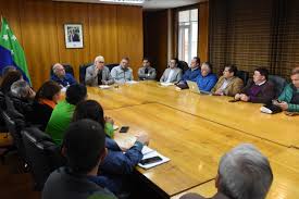 Según información preliminar recopilada por la opinión de chiloé, el hombre de 47 años fue encontrado. Intendente Se Reune Con Una Treintena De Concejales De La Provincia De Llanquihue Diario Digital El Calbucano