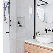 Pour y apporter un peu de chaleur, pensez à poser une la salle de bains est devenue un endroit où l'aménagement et la décoration ont pris une grande importance. Une Salle De Bain En Noir Blanc Et Bois Le Chic Indemodable Fort Interieur