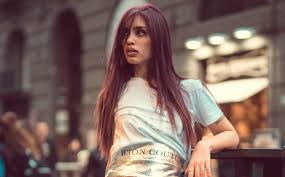 Olivastra spazia solitamente tra le tonalità calde del rame e del rosso. Colorazione Capelli Rossi A Chi Sta Bene Il Mogano Fashion Times