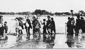 Zhengzhou, which has a population of 12 million, sits on the banks of the yellow river itself. China In Ww2 On Twitter Refugees Flee 1938 Yellow River Flood Created By China S Army To Slow Down Japanese Advance Ww2 Japan Https T Co Uf5zx0ksfn