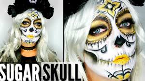 Cocina los platos favoritos de los seres queridos que han fallecido, y organiza una fiesta en su honor para recordar el tiempo que pasaste junto a ellos. Maquillage Halloween Sugar Skull Calavera Make Up Youtube