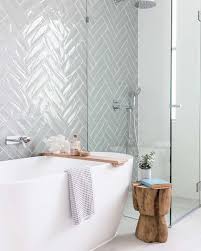 Dans la salle de bains, il maximise l'atmosphère apaisante, sans chichi. Quel Carrelage Pour Agrandir Une Petite Salle De Bain