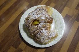 Se amate le brioche del bar crema e amarene, questa torta brioche con crema pasticcera e amarene sciroppate sicuramente vi piacerà tantissimo. Cornetto Pasticceria Wikipedia