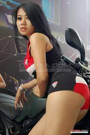 Nonton video wik wik bareng tante semok. Hot Girls Vs Ducati Monster Diesel Keganasan Monster Dalam Dekapan Gadis Seksi Galeri Foto Otosia Com Otosia Com