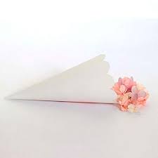 Segnaposto gessetto profumato cuoricino linea romantica per un matrimonio shabby chic, elegante e delicato. 50 Pz Coni Riso Matrimonio Bianco Chic Coni Portariso Elegante Coni Portaconfetti Confettata Carta Perlato Con Bordo Tagliato In Laser Scatoline Bomboniere Segnaposto Per Nozze Baby Shower