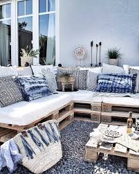 Tolle Sitzecke Aus Paletten Fur Den Garten Die Deko Elemente In Verschiedenen Blautonen Sorgen Direkt Fur Ein M Deco Terasse Meuble De Patio Salon En Palettes