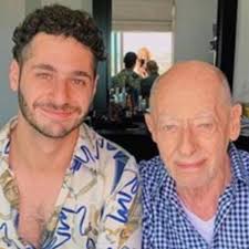 Debryanshow recibe críticas por subir a redes videos del sepelio de su  padre