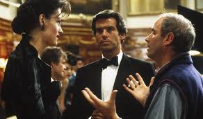 James bond must unmask the mysterious head of the janus syndicate and prevent the leader from utilizing the goldeneye weapons system to inflict devastating revenge on britain. Goldeneye Agentul 007 Contra Goldeneye 1995 Film Cinemagia Ro