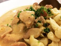 Zwiebel Gulasch Vom Schwein Mit Knopfle Burgmanns Restaurant Bistro Weilheim Weilheimteck Esslingen Stuttgart Food Meat Chicken
