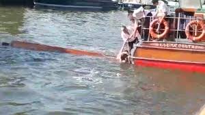 El accidente ocurrió este domingo a la madrugada en camino de los remeros y avenida santa maría, de rincón de milberg, cuando el. Video Dramatico Rescate De Una Mujer Que Hacia Kayak Y Cayo Al Agua Tras Un Choque En Tigre Infobae