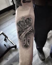 1001 Ideas De Tatuaje Antebrazo Para Hombres Y Mujeres No solo para hombres sino para mujeres, lucir un tatuaje es un arte en el cuerpo y más cuando son diseños profesionales y con finger tattoos couple tattoos tatuajes pequeños tatuajes para parejas wrist tattoos lion tattoo imagenes de tatuajes tatuajes en el brazo tatuajes de parejas cross tattoos. ideas de tatuaje antebrazo para hombres