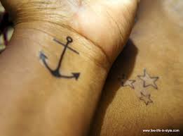 A way out of this problem is a temporary tattoo made with paper and a ballpoint pen. Amazing Crafts Made With Temporary Tattoos