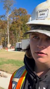 Uriah Kiser talks with Manassas City School Board member Sara Brescia about  the evolving grading policies in the school district.