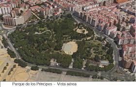 En este caso, la cita es en el vial peatonal a la izquierda de la pista, quedamos en la fuente del final, casi en la salida del parque que coincide con las instalaciones de lipasam. Historias En Verde Los Arboles De La Ciudad Parque De Los Principes