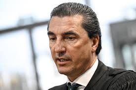 Er is zo hard geslagen dat het vel van zijn handen hing”: feestvierder (21)  slaat bezoeker van Carré in coma