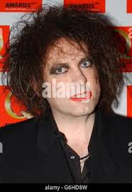 Cantante del Cure Robert Smith che arriva al Q Awards al Park Lane Hotel  nel centro di Londra. I premi annuali sono lanciati dalla rivista musicale  Q Foto stock