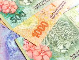 Argent argentine dans une photo gros plan pour le concept d'économie se référant au peso argentin | Photo Premium