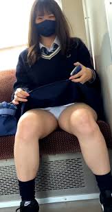画像】電車内のJKさん、パンツ見せたい欲が限界突破ｗｗｗ – オカズランド