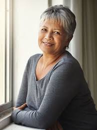 Les cheveux gris vieillissent t'ils quand on les adore après 60ans? Quelle Coupe De Cheveux Adopter A 60 Ans Doctissimo