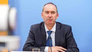 Er hat die freien wähler als spitzenkandidat erst in den landtag und dann in die. Hxfllu6vjvmmfm