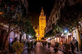 Los huéspedes del occidental sevilla viapol pueden disfrutar de un delicioso desayuno bufé en el restaurante, así como de platos ligeros en la cafetería. Tour Nocturno De Mitos Y Leyendas De Sevilla 101viajes
