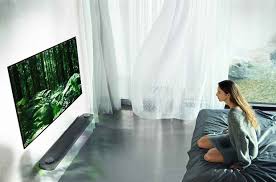 Sadece televizyon için de değil, monitör, projeksiyon cihazı gibi farklı elektronik aletler de böylece askı aparatı ile birlikte duvardaki güvenli yerine erişebiliyor. Bu Televizyon Duvara Yapisik Gibi Duruyor