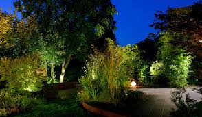 Die Lichtquellen Sind Bei Diesem Lichtkonzept Mit Ausnahme Der Kugelleuchte Auf Der Terrasse Komplett Unsichtbar Dadur Licht Im Garten Garten Gartengestaltung