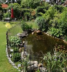Teichzaun In Wellen Form Aufgestellt Gartenbrucken Garten Im Freien