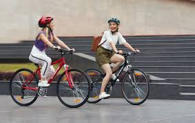 How many calories are burned when cycling 1 hour?