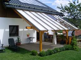 Gemutliche Stunden Auf Der Terrasse Verbringen Nutzliche Sonnensegel Dienen Hier Als Schattens Outdoor Dekorationen Terrassenuberdachung Uberdachung Terrasse