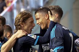 Luka modrić u zagrljaju oca koji na ramenima nosi malenu emu. Luka Modric Gewinnt Ballon D Or Durch Die Mafia Verrottet Ronaldos Schwester Kritisiert Wahl Fussball Stuttgarter Nachrichten
