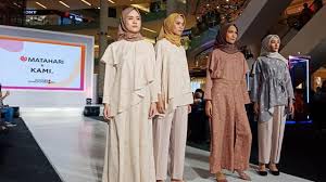 Related posts of desain baju hijab. Matahari Gandeng Desainer Muda Untuk Mengembangkan Fashion Busana Muslim Lifestyle Liputan6 Com