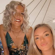 Annabelle Booth's Instagram, Twitter & Facebook