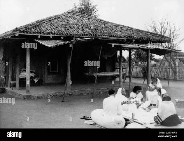Mahatma Gandhi with supporters outside his hut at Sevagram Ashram, Wardha, Maharashtra, India, September 1939, old vintage 1900s picture Stock Photo - Alamy