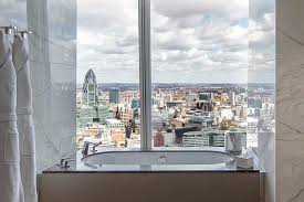 Der ausblick auf den eiffelturm! Hotel Badewanne Mit Aussicht Im Shangri La At The Shard Hotel In London Peter Von Stamm