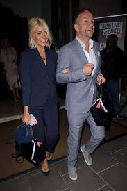 Holly and dan met in 2004 whilst. Holly Willoughby Rocks Plunging Blazer On Date Night With Husband Dan Baldwin Showcelnews Com