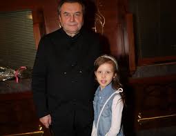 В очереди в магазине, наверное, видели. Aleksej Uchitel Privel Docherej Na Pokaz Mod Devochki Kopii Mamy Yulii Peresild