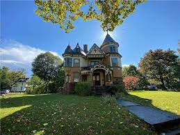 Old House Dreams - Handpicked historic & old homes for sale: Fixer-uppers,  time capsule or move in ready, find you… | Old house dreams, Back door  entrance, Mansions