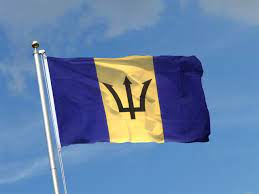 Sein entwurf wurde aus 1.029 einsendungen zu einem öffentlichen, nationalen wettbewerb ausgewählt. Barbados Flagge Barbadische Fahne Kaufen Flaggenplatz