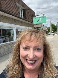 Beth Cloutier's Instagram, Twitter & Facebook