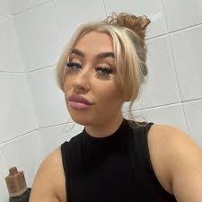 Chloe Dawson's Instagram, Twitter & Facebook