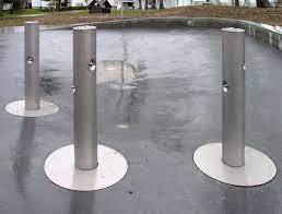 trinkbrunnen als spielbrunnen auf einem spielplatz verschiedene wasserdusen trinkbrunnen brunnen trinken